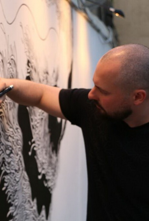 من لوحات المعرض