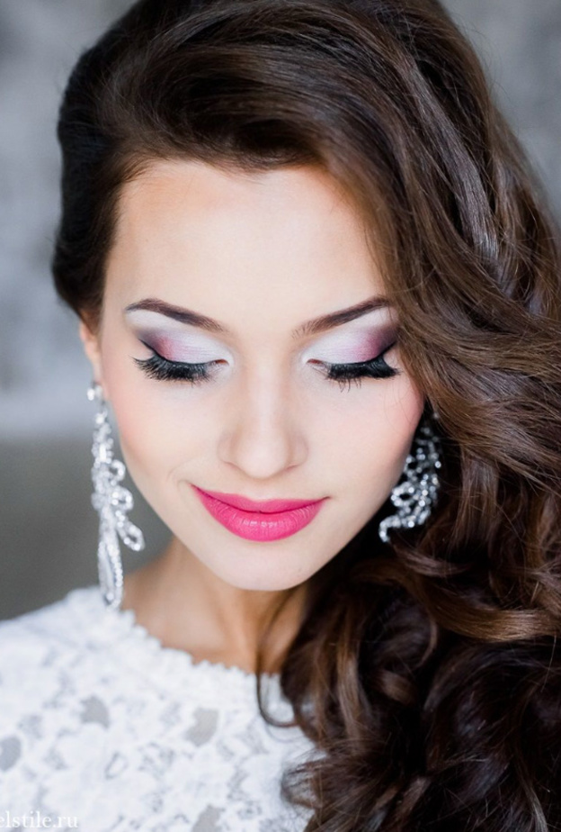 رسمات الآيلاينر الرفيع على الجفون العليا للعين