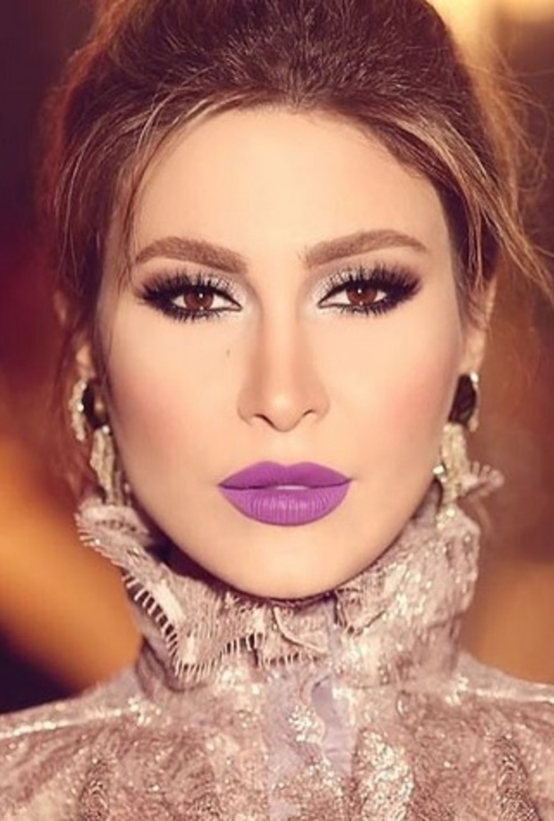 رسمات عيون بارزة مع الشفايف البنفسجية مع يارا