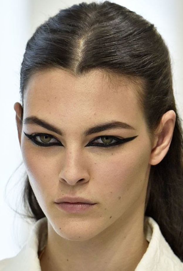 رسمات عيون مع الآيلاينر المشرق