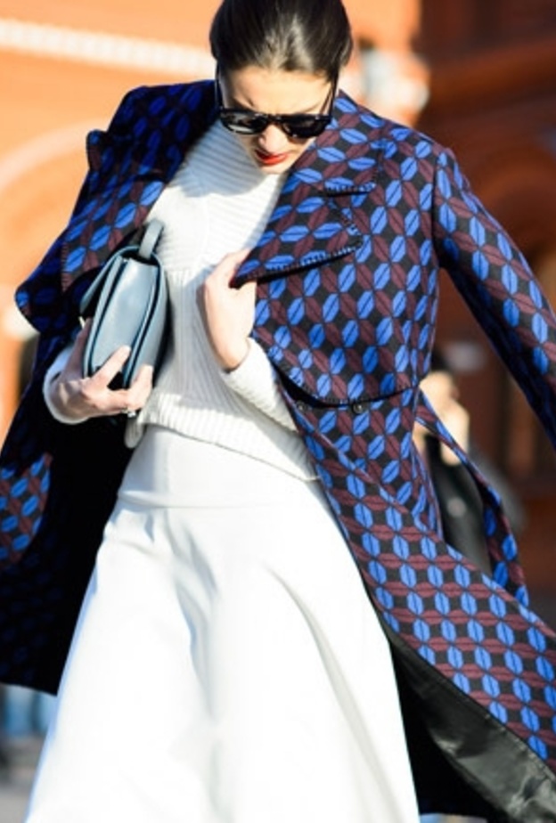 رشي القليل من سبراي الشعر على الملابس للتخلص من الكهرباء الساكنة