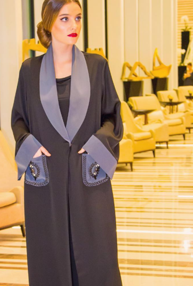 رقيّ وأناقة في عباية من تصميم عفّة الدبغي