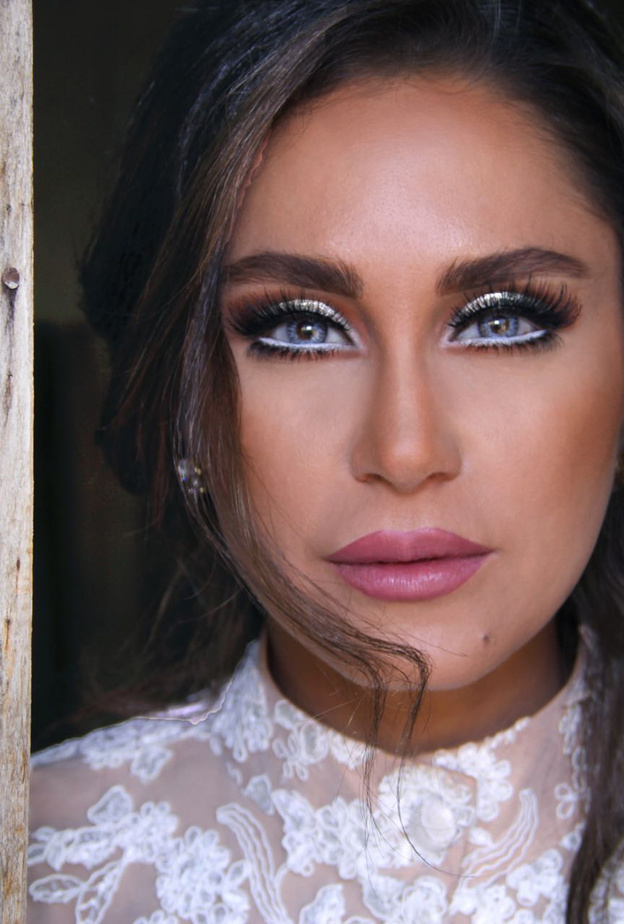 ركزت ديمة قندلفت في الفيديو كليب على ابراز العينين بألوان لمّاعة