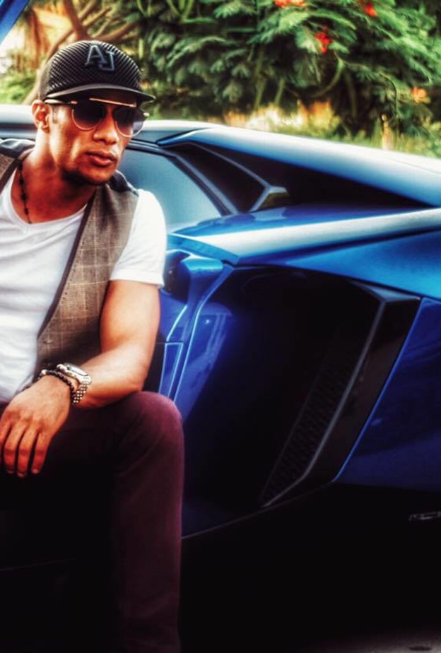 محمد رمضان يتنزه في سيارته