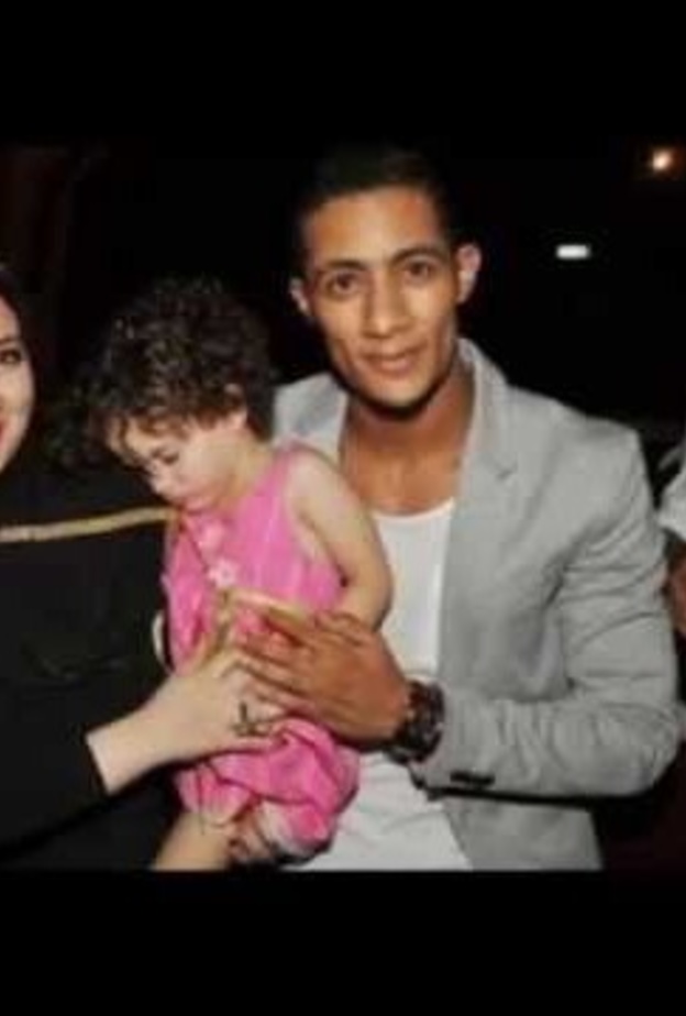محمد رمضان مع زوجته الاولى