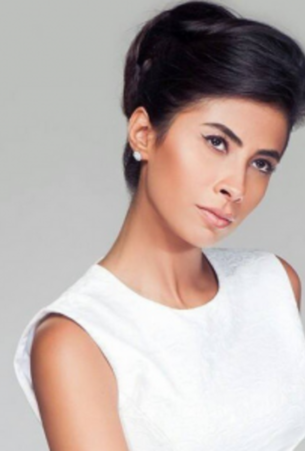 روبي تستجم على الشاطئ