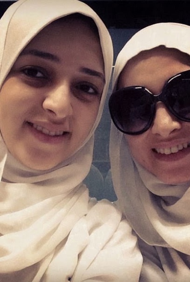 روجينا وابنتها أثناء رحلة العمرة