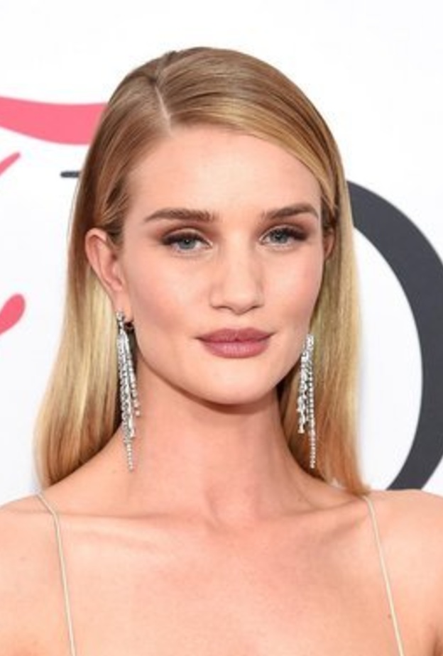 كريستينا بازان بتسريحة الشعر الجانبية والمبللة