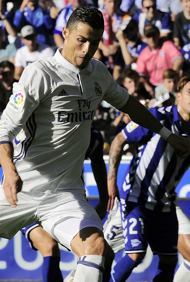 رونالدو يقود ريال مدريد لصدارة الدوري الأسباني