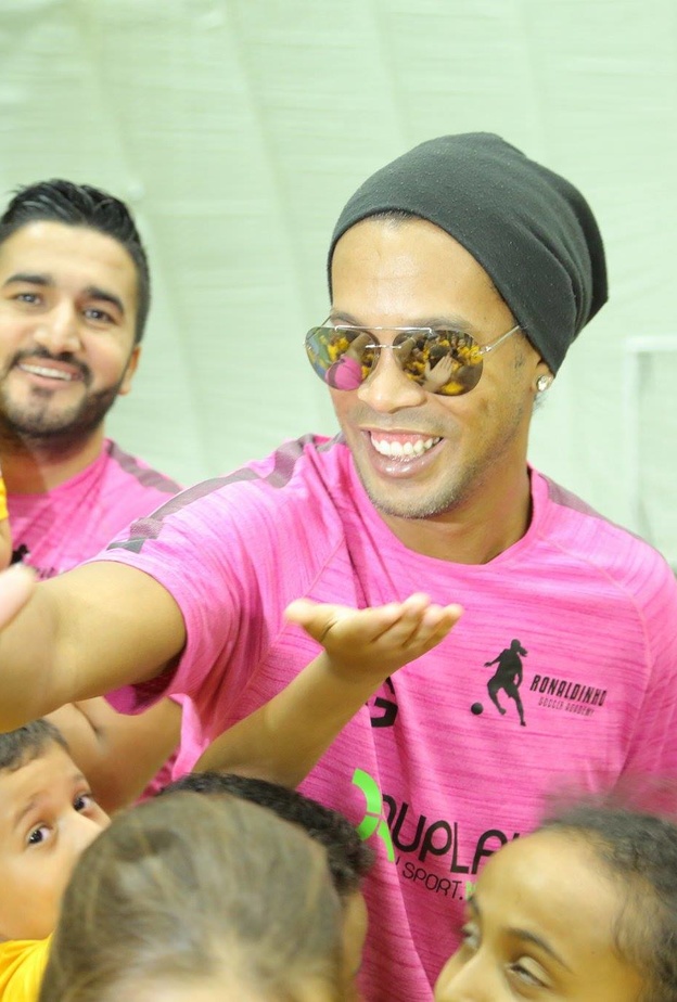 رونالدينيو مع الأطفال في دبي 