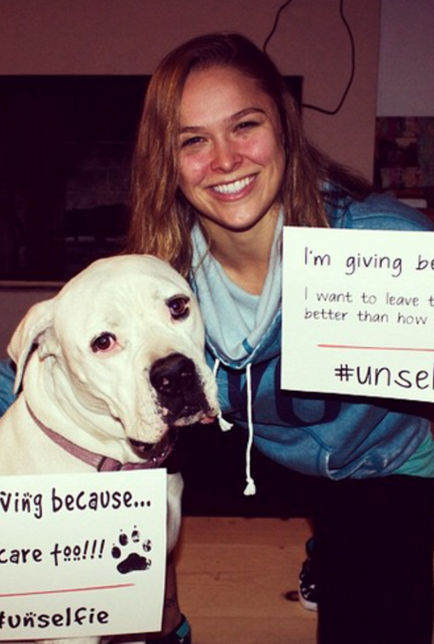 روندا روزي مع كلبها