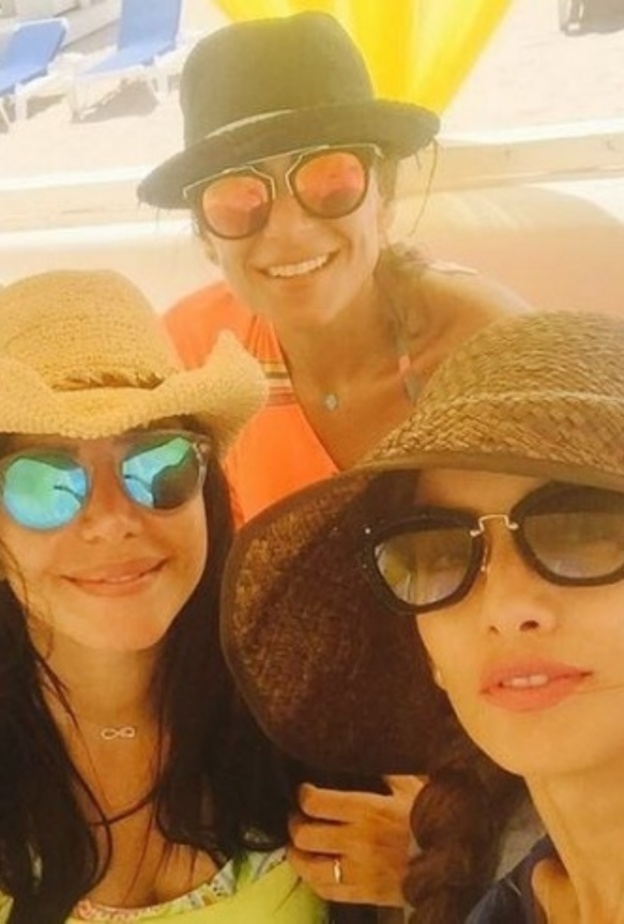 ريم البارودي وزينة على الشاطئ