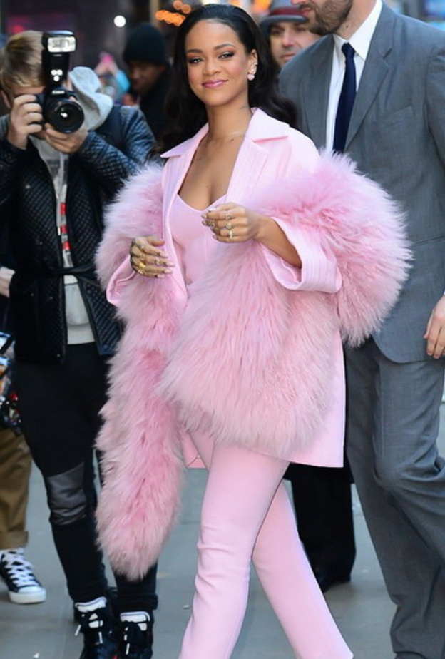 فيكتوريا بيكهام تبدو غاية في الأناقة في معطف الفرو