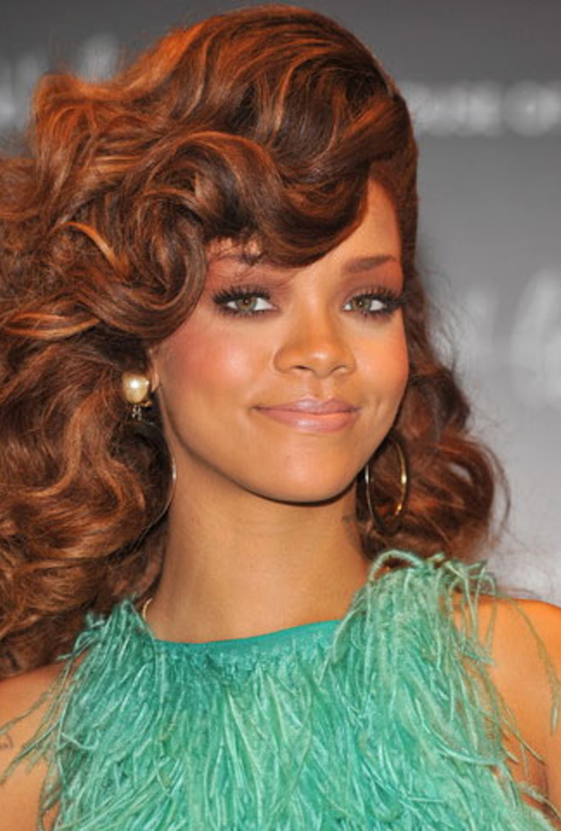 ريهانا لا تتخلى عن صبغات الشعر البني