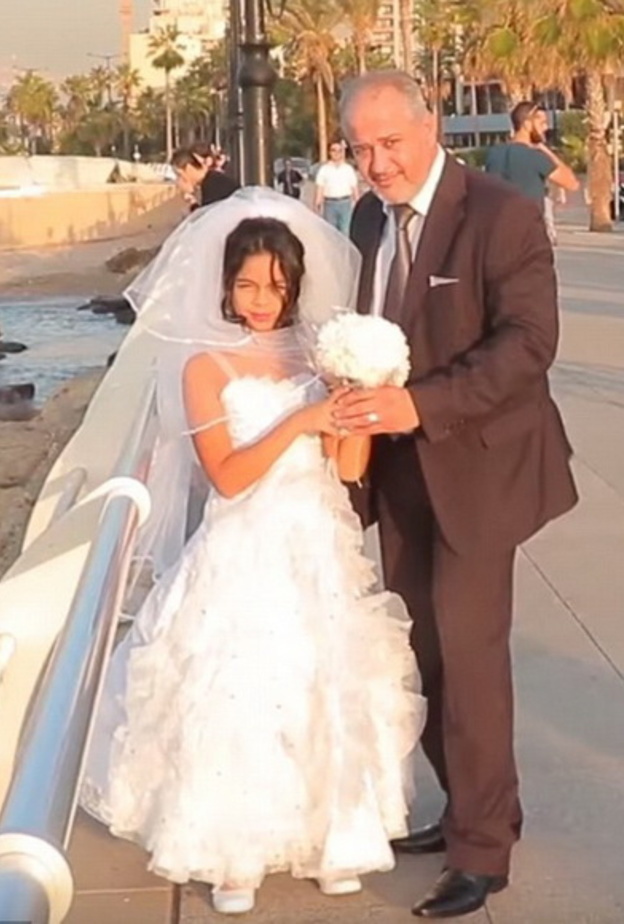 زفاف خمسيني بإبنة 12 عاماً 