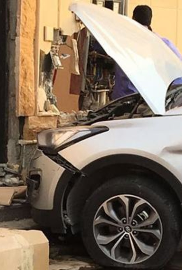 زوجة تقود سيارة زوجها وتصدم منزله الجديد