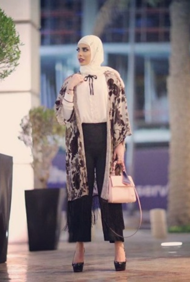 زوري اشكناني لا تتخلى عن البنطلون الأسود ذات الكعب العالي