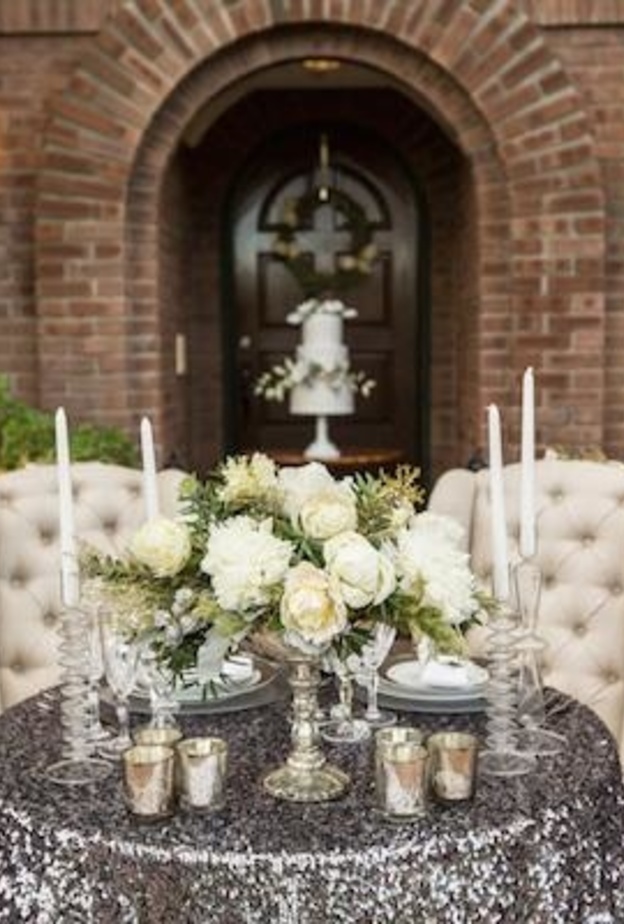 زينة فضية لطاولة العروسين