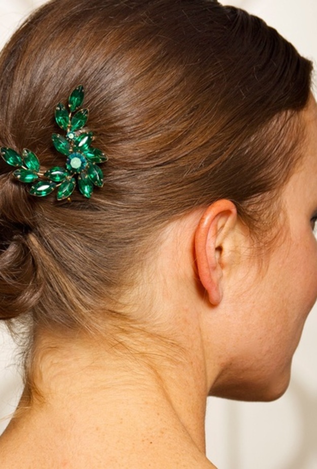 فستان اخضر لصديقة العروس من زياد نكد