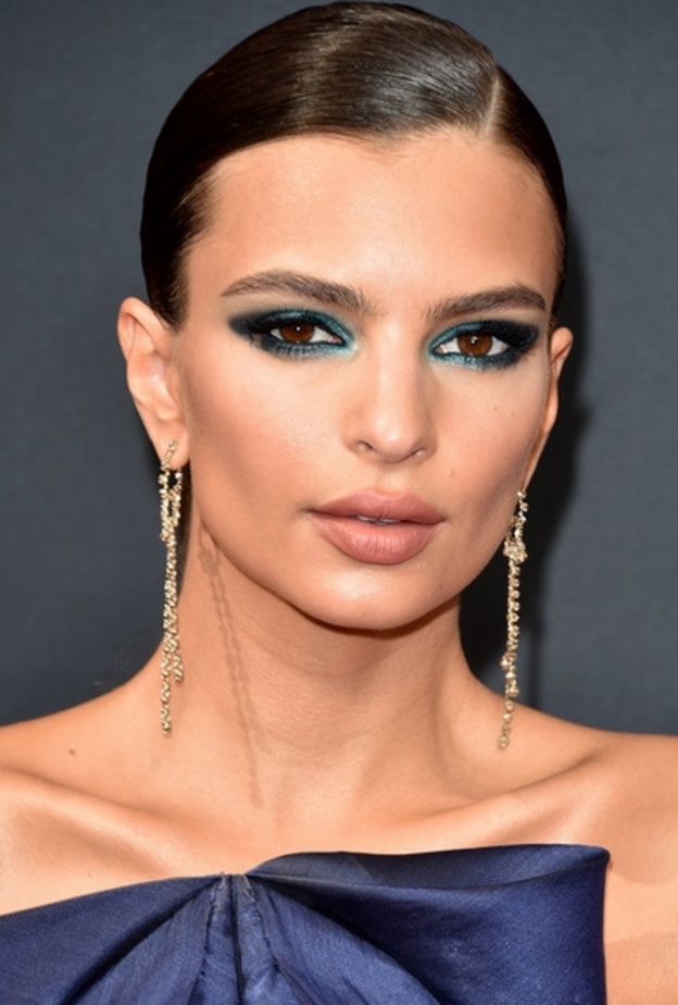 سارت الجميلة EMILY RATAJKOWSKI بمكياج ناعم يرتكز على ابراز العين بتدرجات الازرق