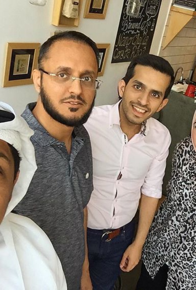 ساره مع فريقها الذي ساندها بالفوز 