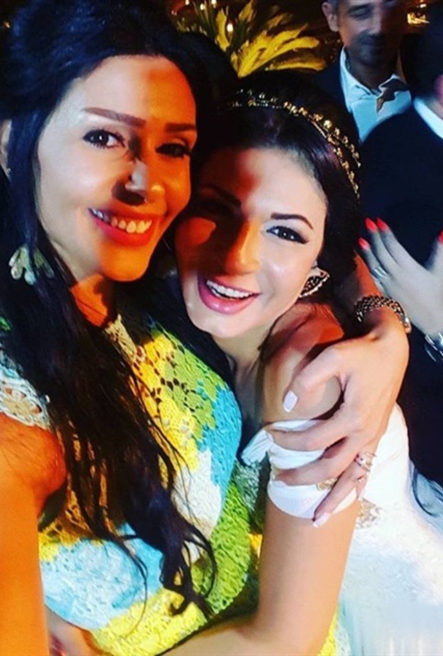 ساندي في زفاف صديقتها نجلاء بدر