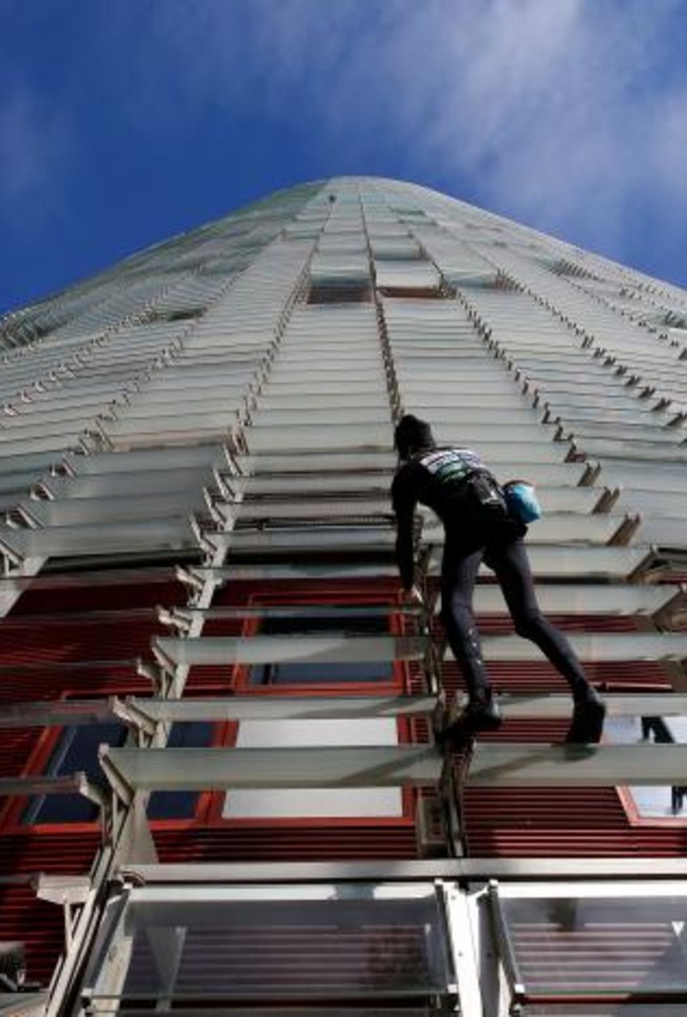 سبايدر مان يتسلق أطول ناطحة سحاب في برشلونة