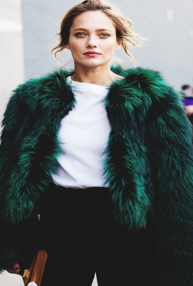 ستايل بسيط وأنيق يمعطف فرو رائع باللون الزيتي مع تيشرت أبيض سادة