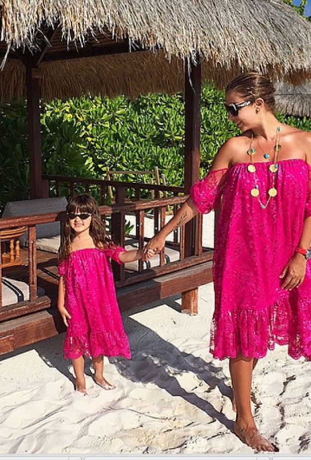 جويل تسمتع بالرمال الرائعة