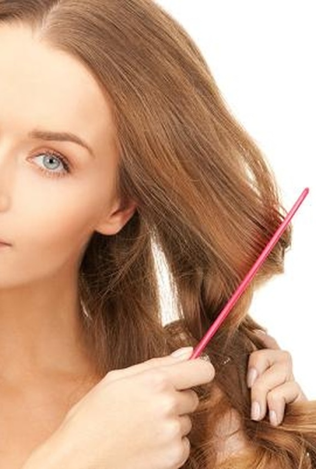 سرحي شعرك بهدوء و هو جاف