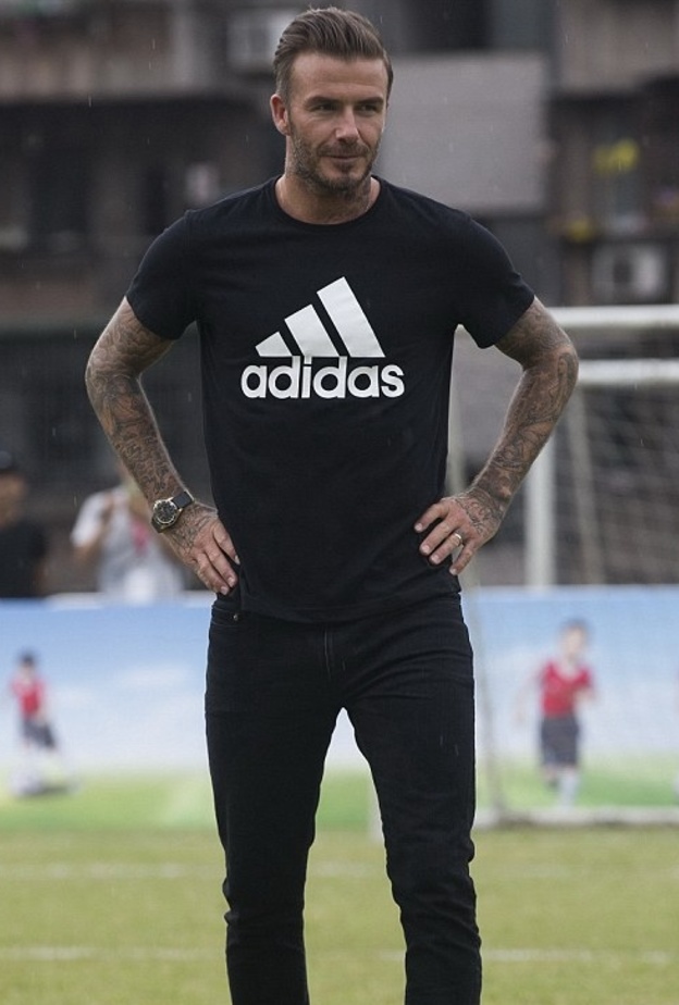 ديفيد بيكهام يستعرض مهارته في مدرسة صينية