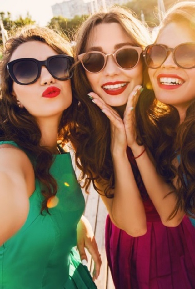 سقوط فتاتين من الطابق الرابع بسبب سيلفي