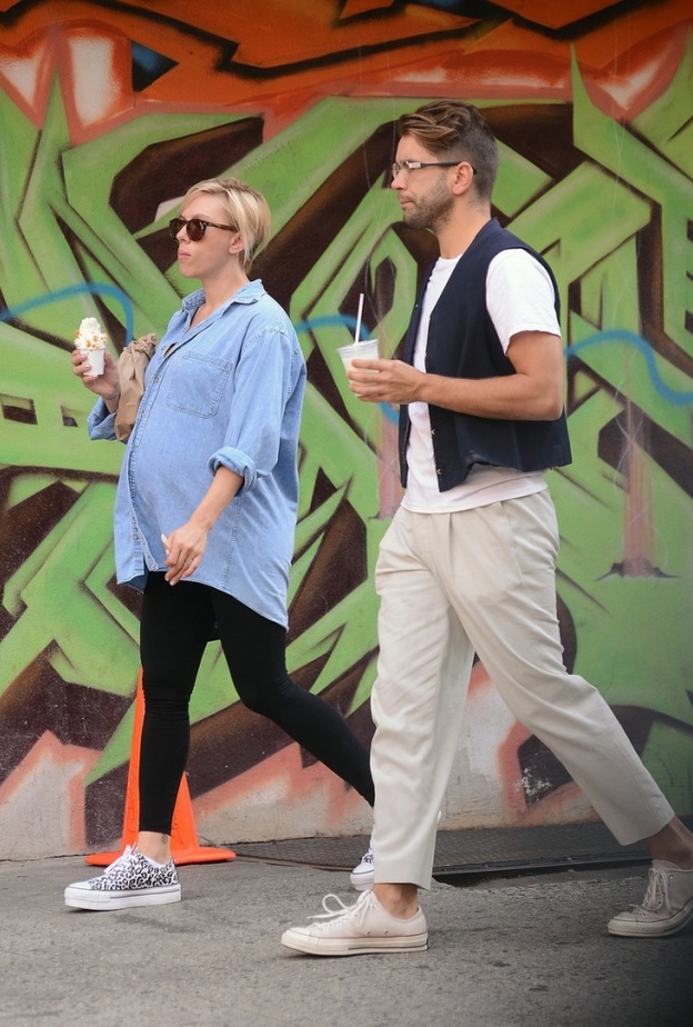 بالصور: سكارليت جوهانسون تتباهى بحملها