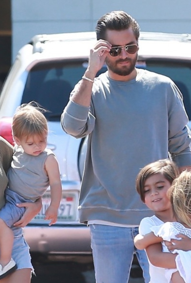 سكوت ديسيك (Scott Disick) سيعود للإقامة من جديد مع كورتني كارداشيان