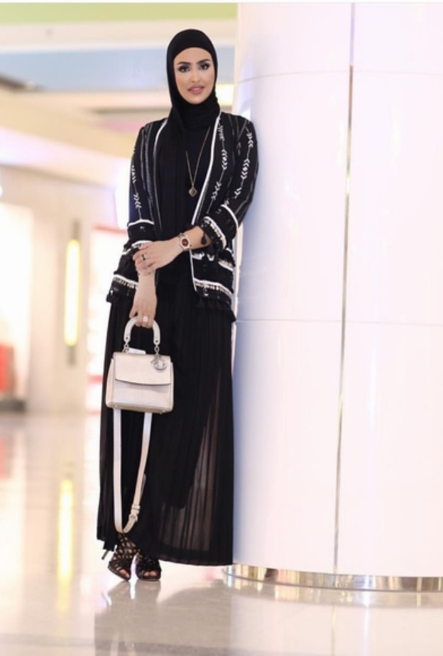 سندس القطان تختار البلايز الطويلة والتنانير البليسيه بألوان الأبيض والأسود