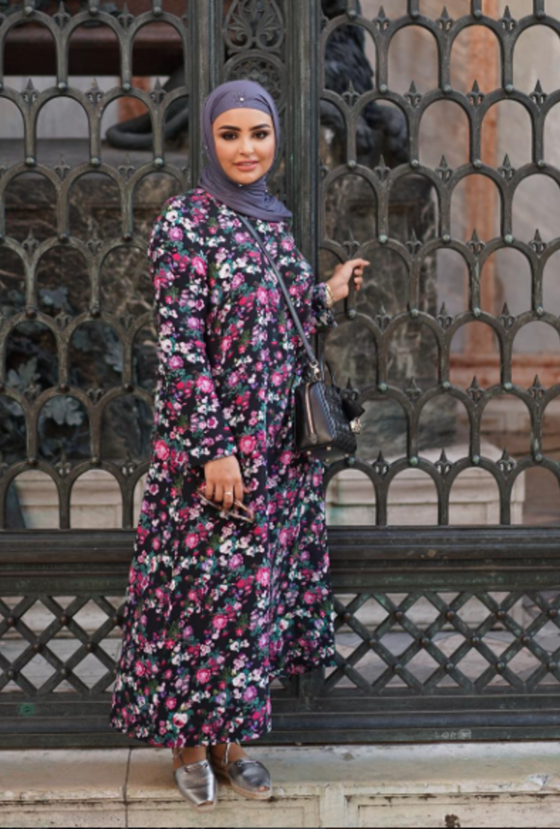 سندس القطان فضلت الأسلوب الحيوي والملون بفستان فضفاض مطبّع بالورود نسقته مع حذاء ميتاليك وشنطة ديور باطلالة مريحة وأنيقة