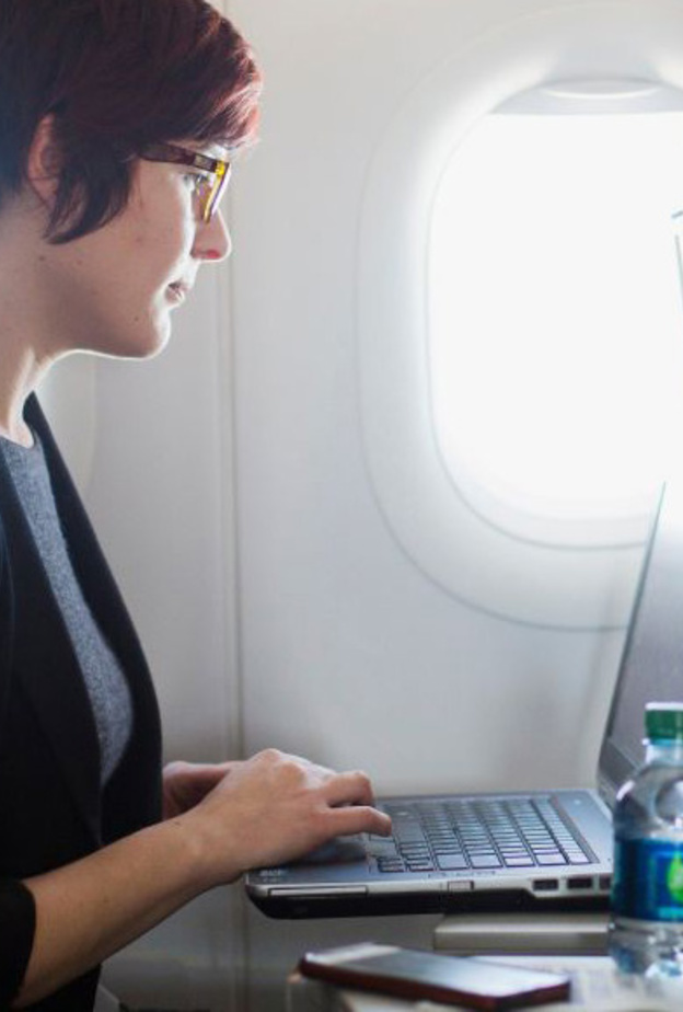 اختري المقد بجانب النافذة وتجنب المقاعد بجانب الممر