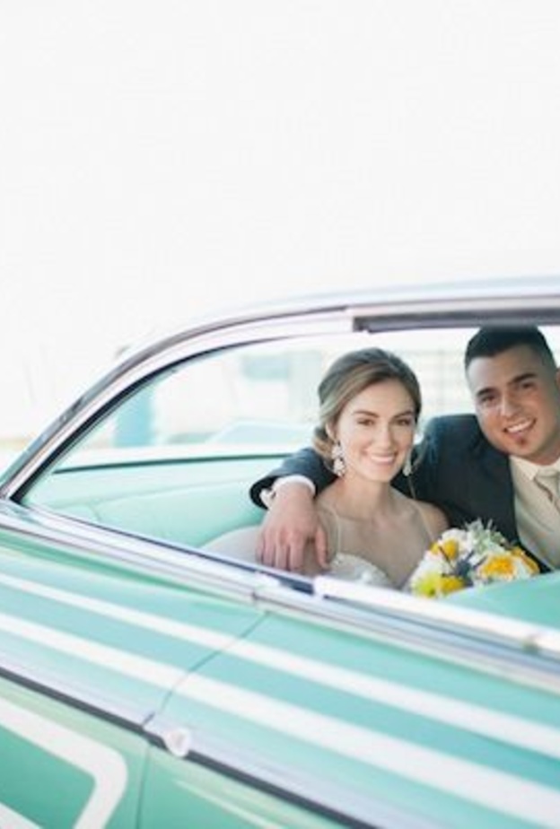 سيارة كلاسيكية زرقاء ليوم الزفاف