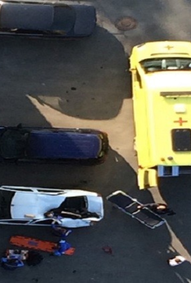 سيارة مركونة كانت سببا في نجاة الشاب