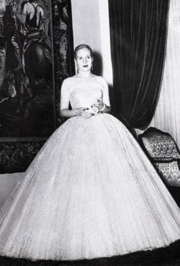 سيدة الأرجنيتن الأولى ايفيتا بيرون ترتدي تصميم كريستيان ديور عام ١٩٥٠