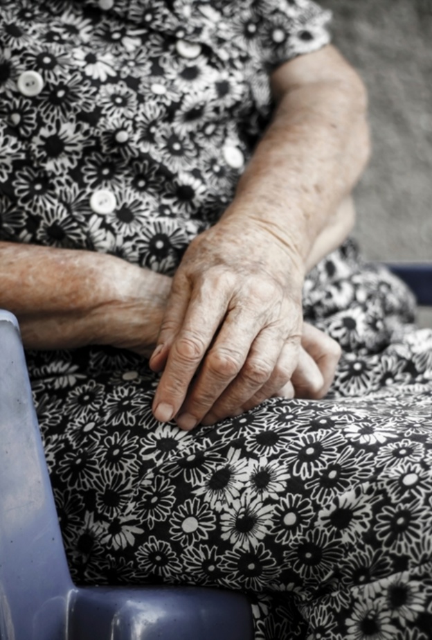 سيدة مسنة يتركها أبنائها في دار الرعاية