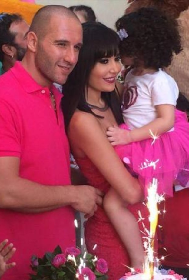 سيرين عبدالنور مع زوجها وإبنتها تاليا