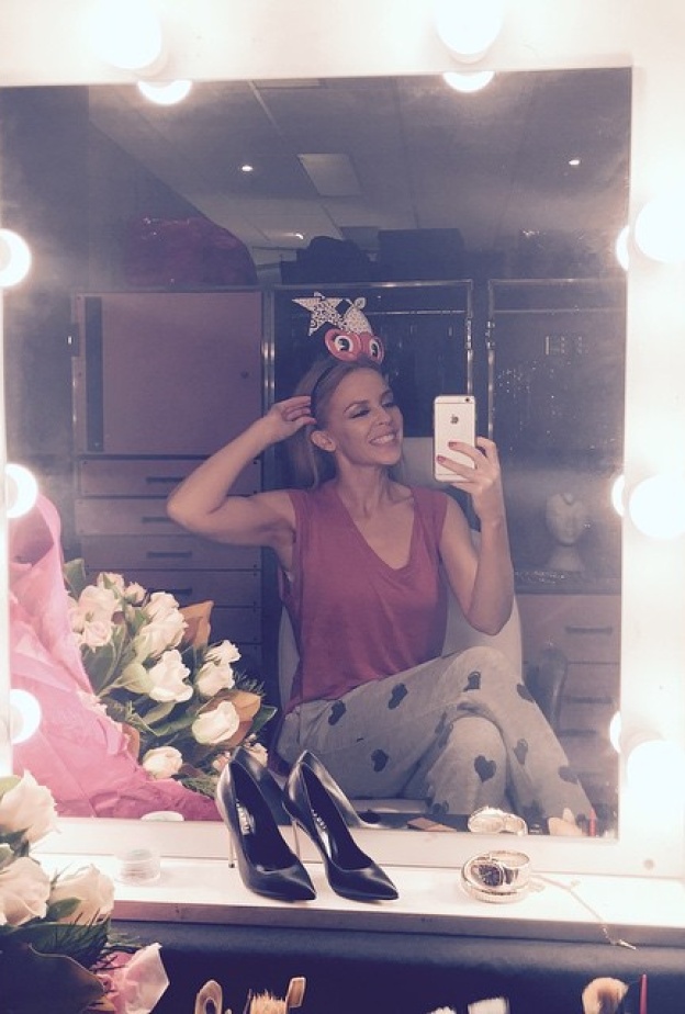 سيلفى كايلى مينوغ مع الحذاء الجديد