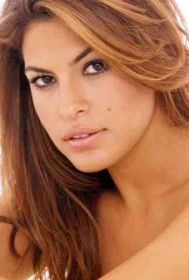 سيلفى إيفا مانديز وهذا التيشيرت لصاحب أكبر تبرع