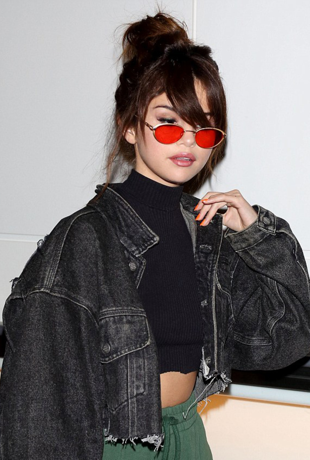 سيلينا غوميز تنسق جاكيت واسعة وسوداء مع السراويل الرياضية