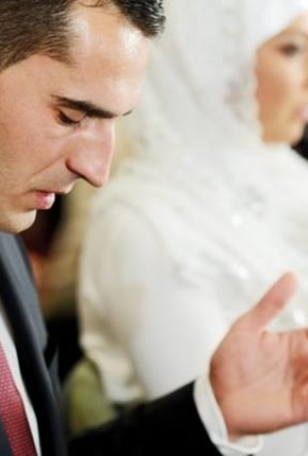 شاب يخطب 45 فتاة