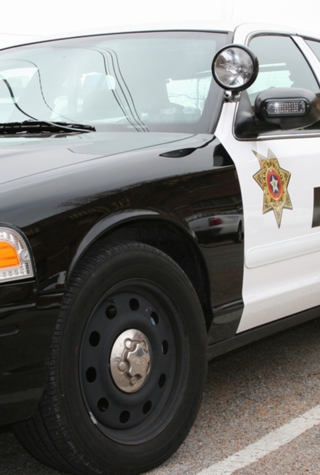 شاب يسرق سيارة شرطة ويبث المطاردة على فيس بوك