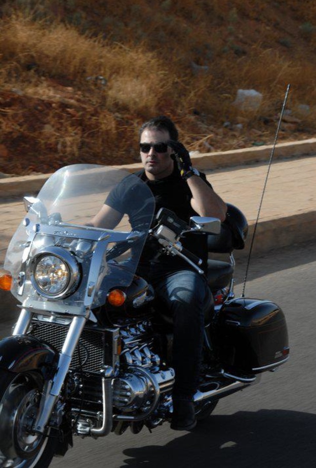 شادي اسود يقود دراجة نارية