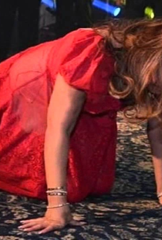 سقوط النجمات امام الجمهور