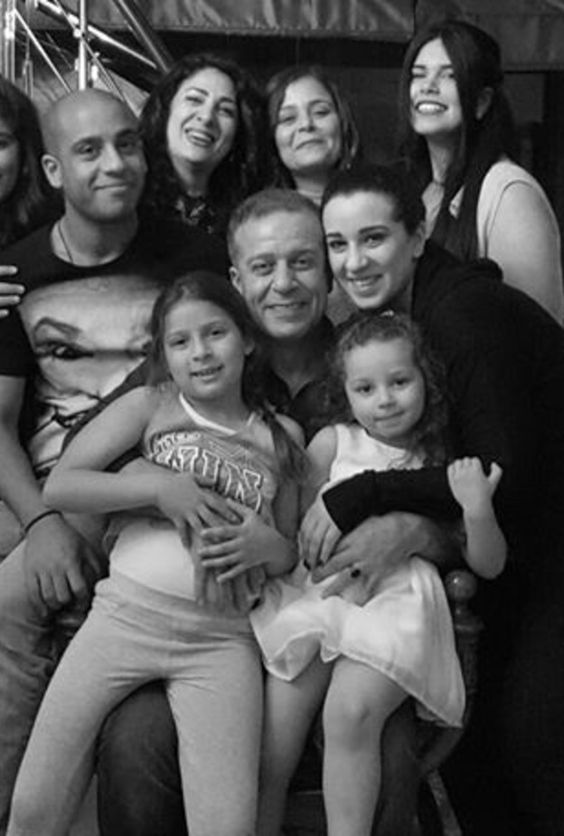 الفنان المصري شريف منير وعائلته 